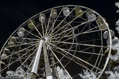 Оглядове колесо на Монастирському острові вночі
